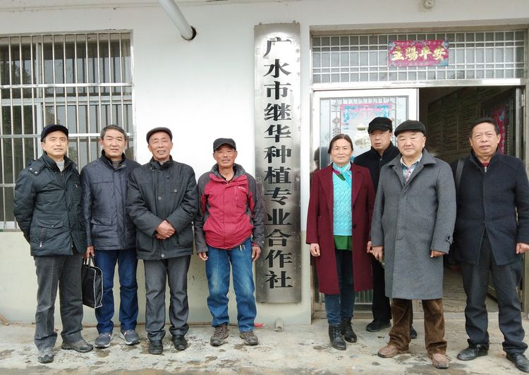 参观继华合作社碧根果种植基地