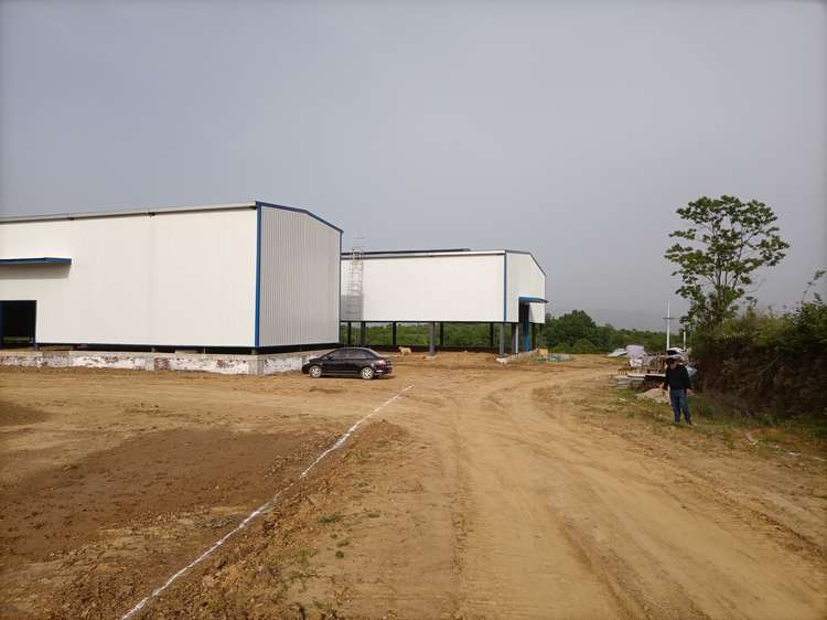 王立红向采访人员介绍公司建设情况