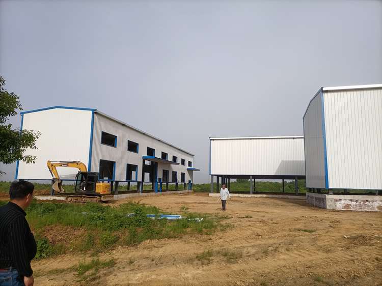 王立红向采访人员介绍公司建设情况