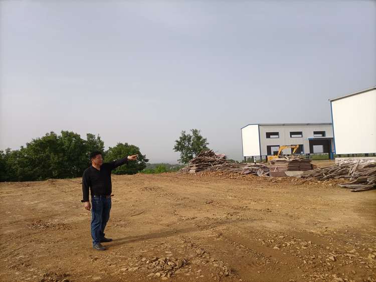 王立红向采访人员介绍公司建设情况