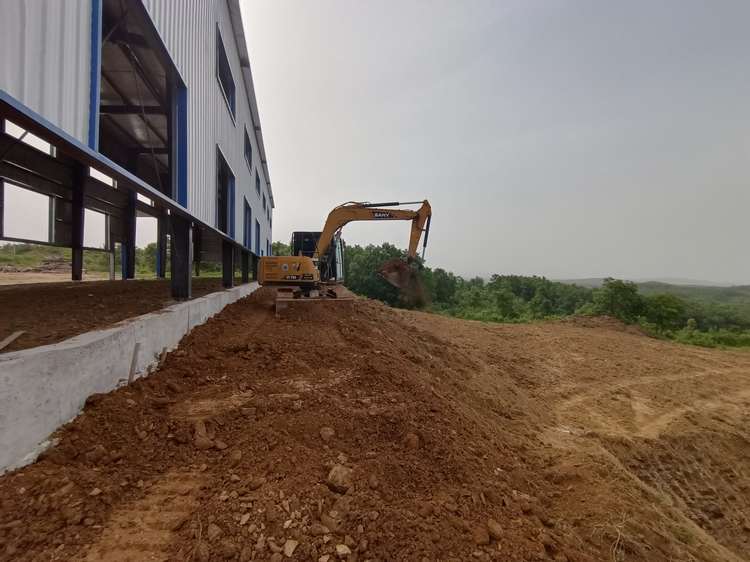 王立红向采访人员介绍公司建设情况