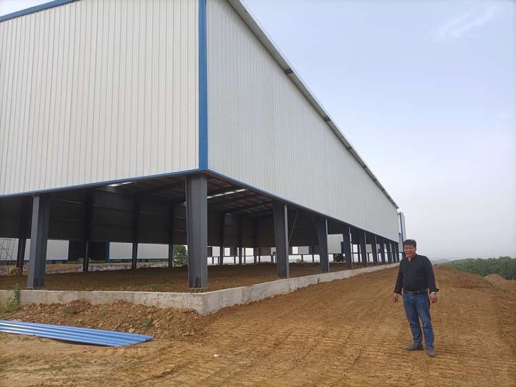 王立红向采访人员介绍公司建设情况