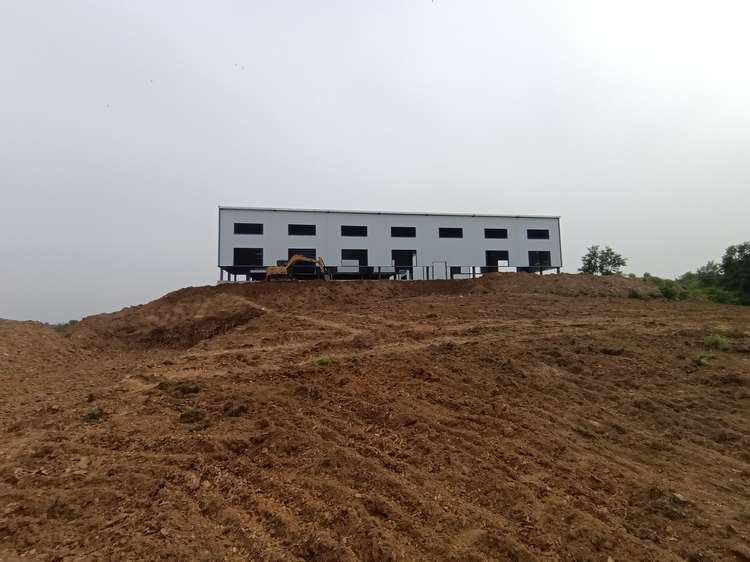 王立红向采访人员介绍公司建设情况