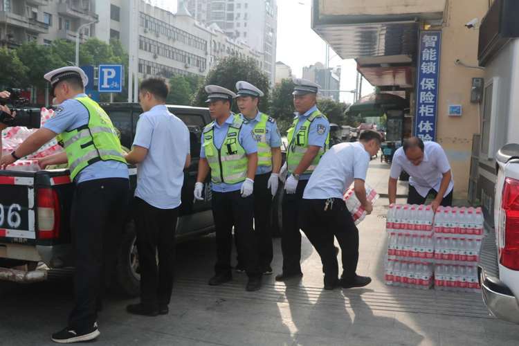 慰问五个基层交警中队战高温的＂焦＂警