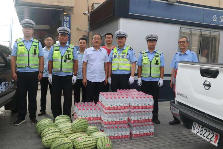 慰问五个基层交警中队战高温的＂焦＂警