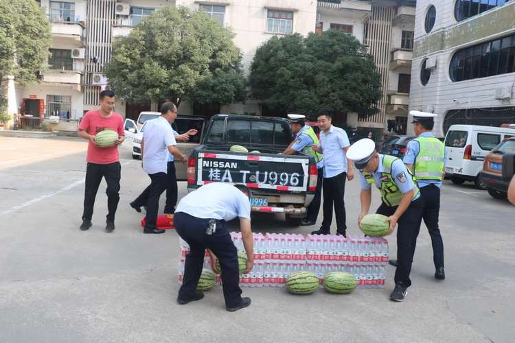 慰问五个基层交警中队战高温的＂焦＂警