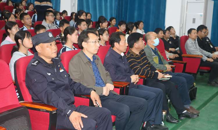 太平镇中心中学：开展法制教育 促进健康成长