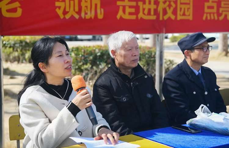 市关工委“五老”送交通安全进校园
