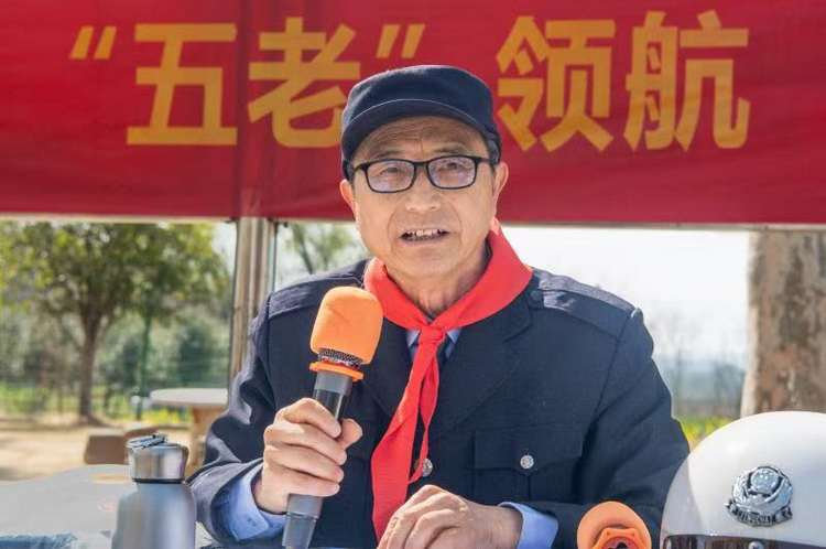 市关工委“五老”送交通安全进校园
