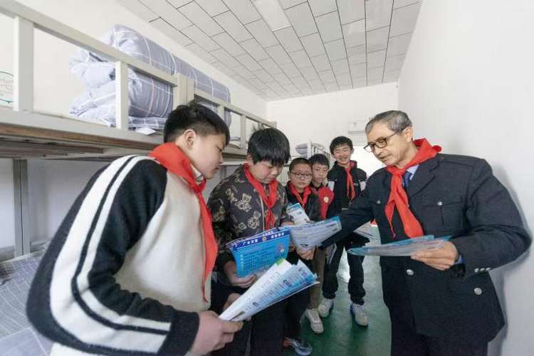 市关工委“五老”送交通安全进校园