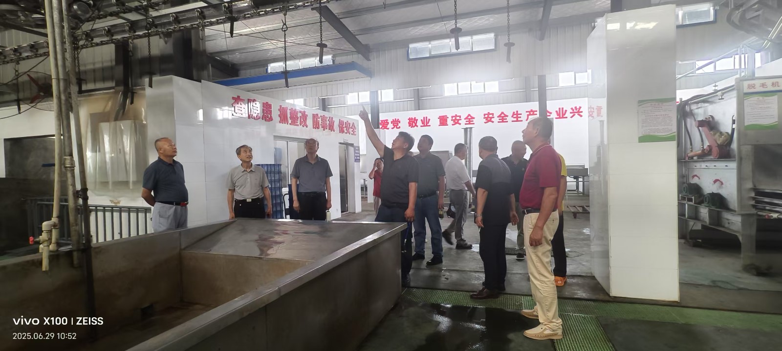 王氏宗亲代表参观广水市绿草地食品有限公司